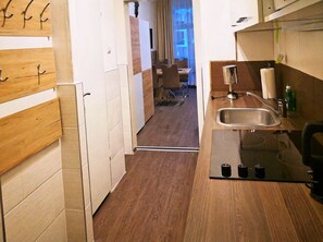 Apartment (Kempelengasse 14, Top 8, 1100 Vienna) | Eigene Kochnische | Kühlschrank, Mikrowelle, Herdplatte, Geschirrspüler