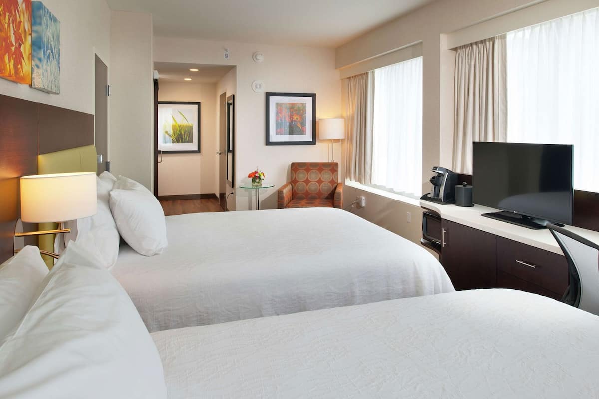 Bộ đồ giường cao cấp, chăn bông, két bảo mật tại phòng