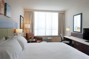 Sengetøy av topp kvalitet, dundyner og safe på rommet