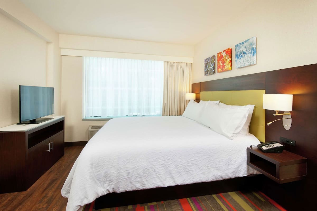 Bộ đồ giường cao cấp, chăn bông, két bảo mật tại phòng