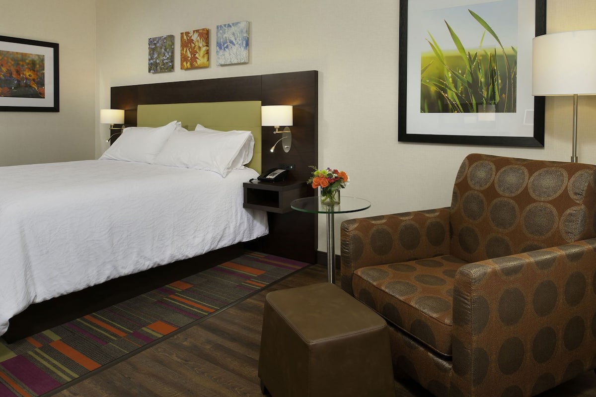 Bộ đồ giường cao cấp, chăn bông, két bảo mật tại phòng