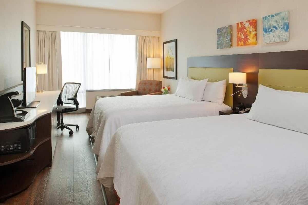 Bộ đồ giường cao cấp, chăn bông, két bảo mật tại phòng