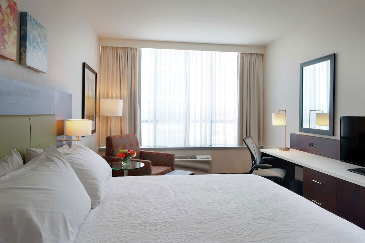 Bộ đồ giường cao cấp, chăn bông, két bảo mật tại phòng