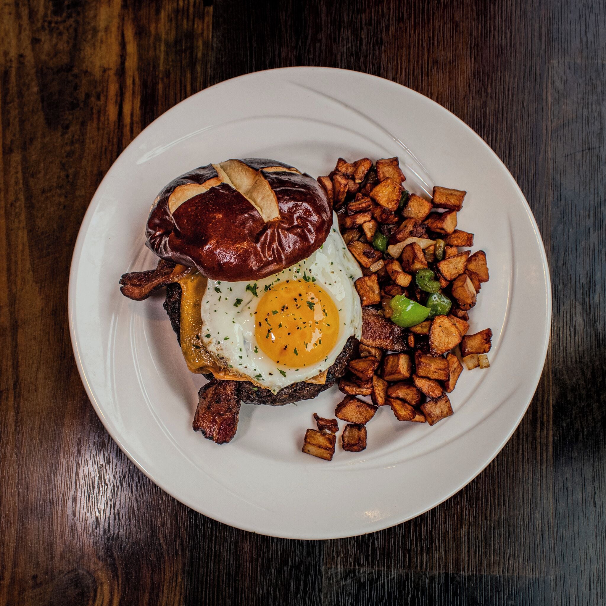 En tallerken med spejlæg, pommes annes og bacon.