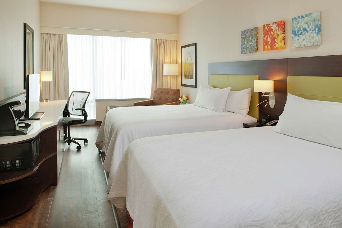 Bộ đồ giường cao cấp, chăn bông, két bảo mật tại phòng