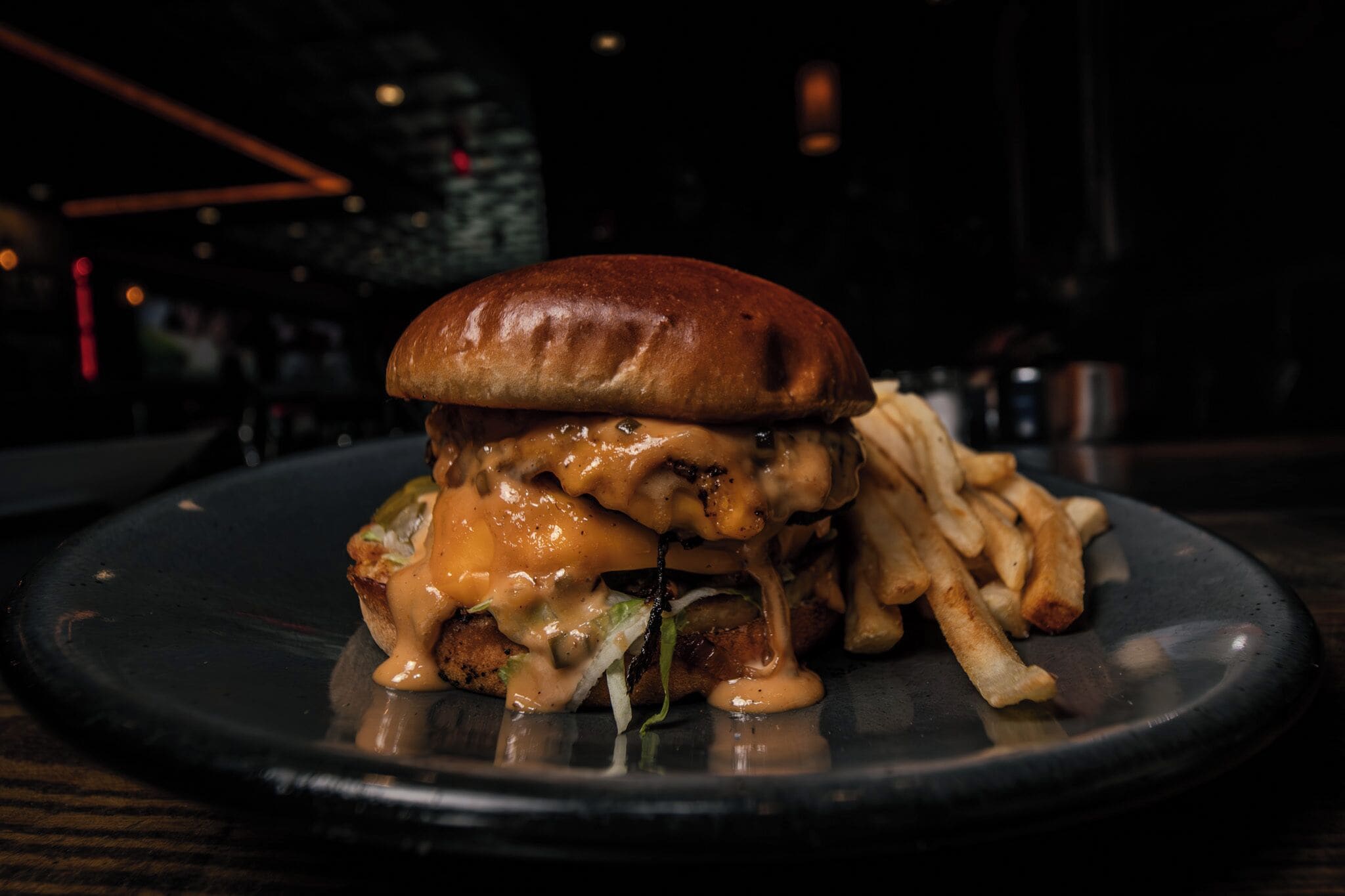 Una hamburguesa con papas fritas en un plato.
