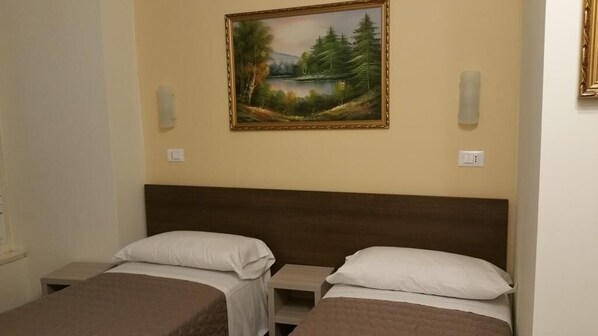 办公桌、免费 WiFi