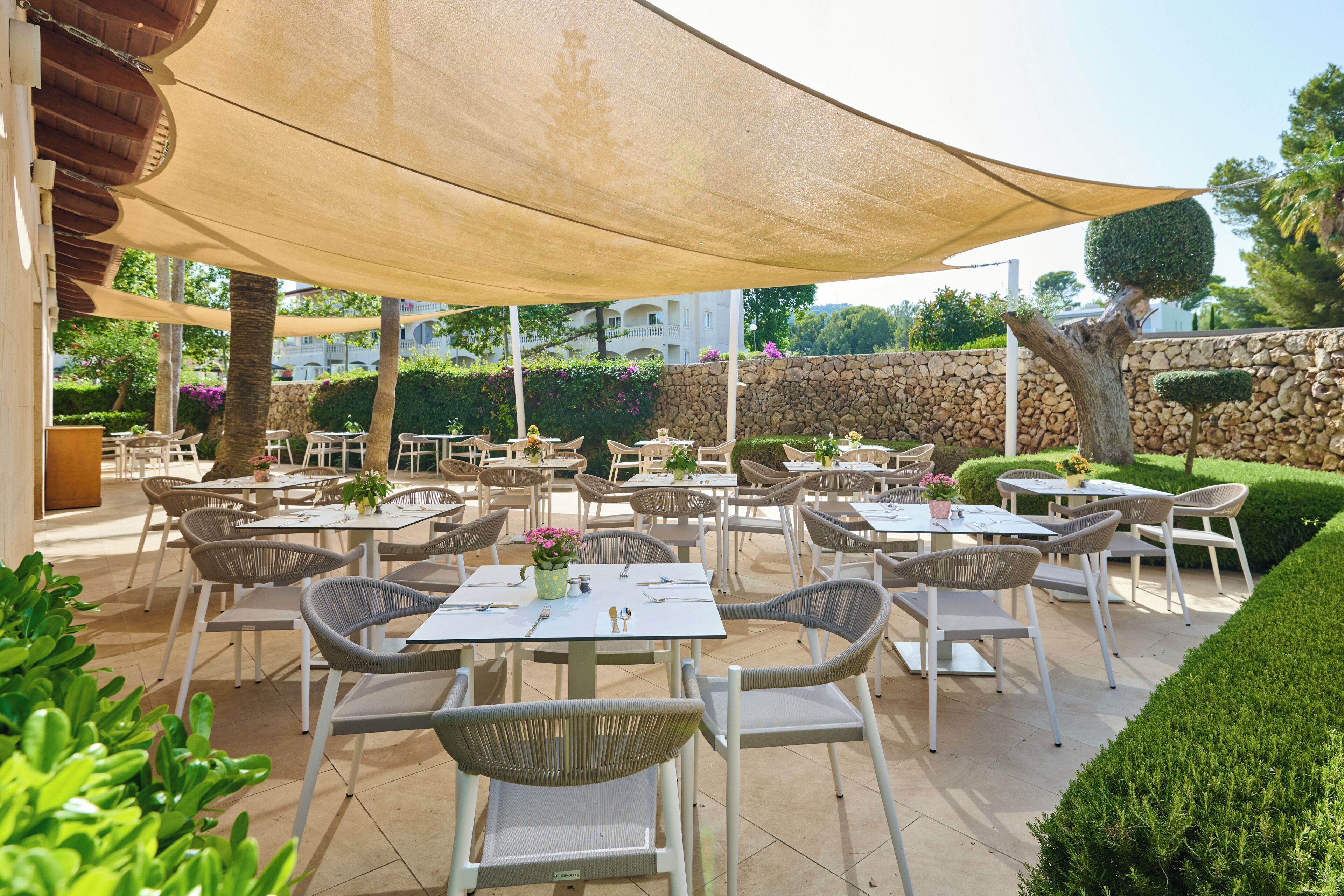 2 restaurants; breakfast, lunch, and dinner served