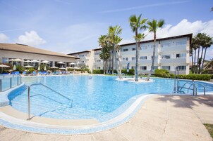 2 piscinas techadas, 3 piscinas al aire libre, sombrillas
