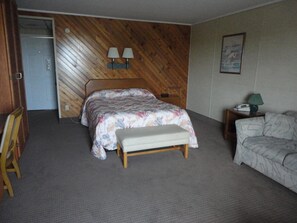 Soundproofing, iron/ironing board, cribs/infant beds, rollaway beds - Island Resort (Chincoteague)