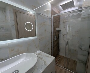 Studio supérieur, vue sur la mer | Salle de bain | Douche, douche cascade, articles de toilette (gratuits)