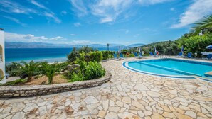 A stone pool with a view of the sea and mountains. - Dionysos Apartments (Corfu)