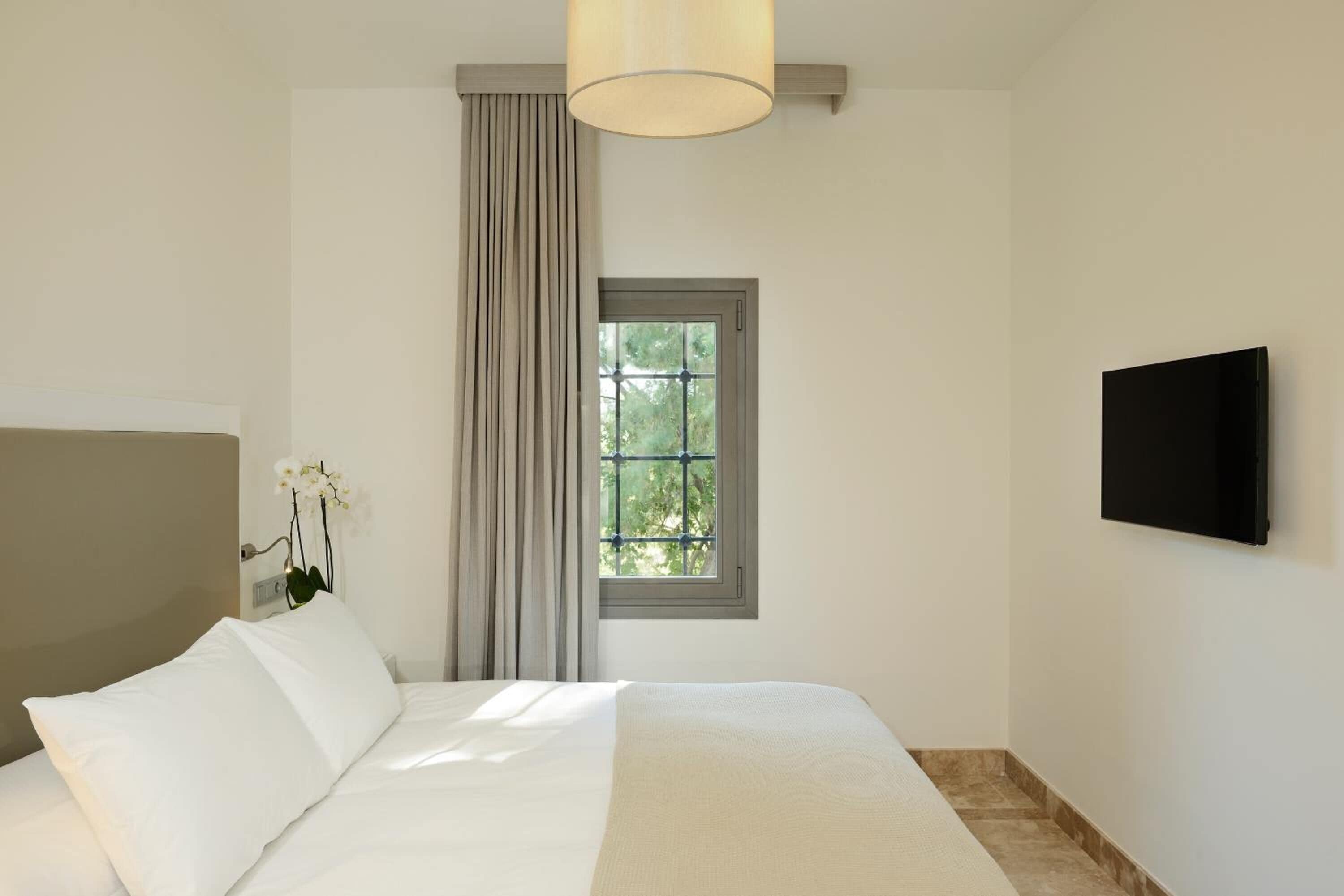 premium bedding, free minibar items, in-room safe, desk