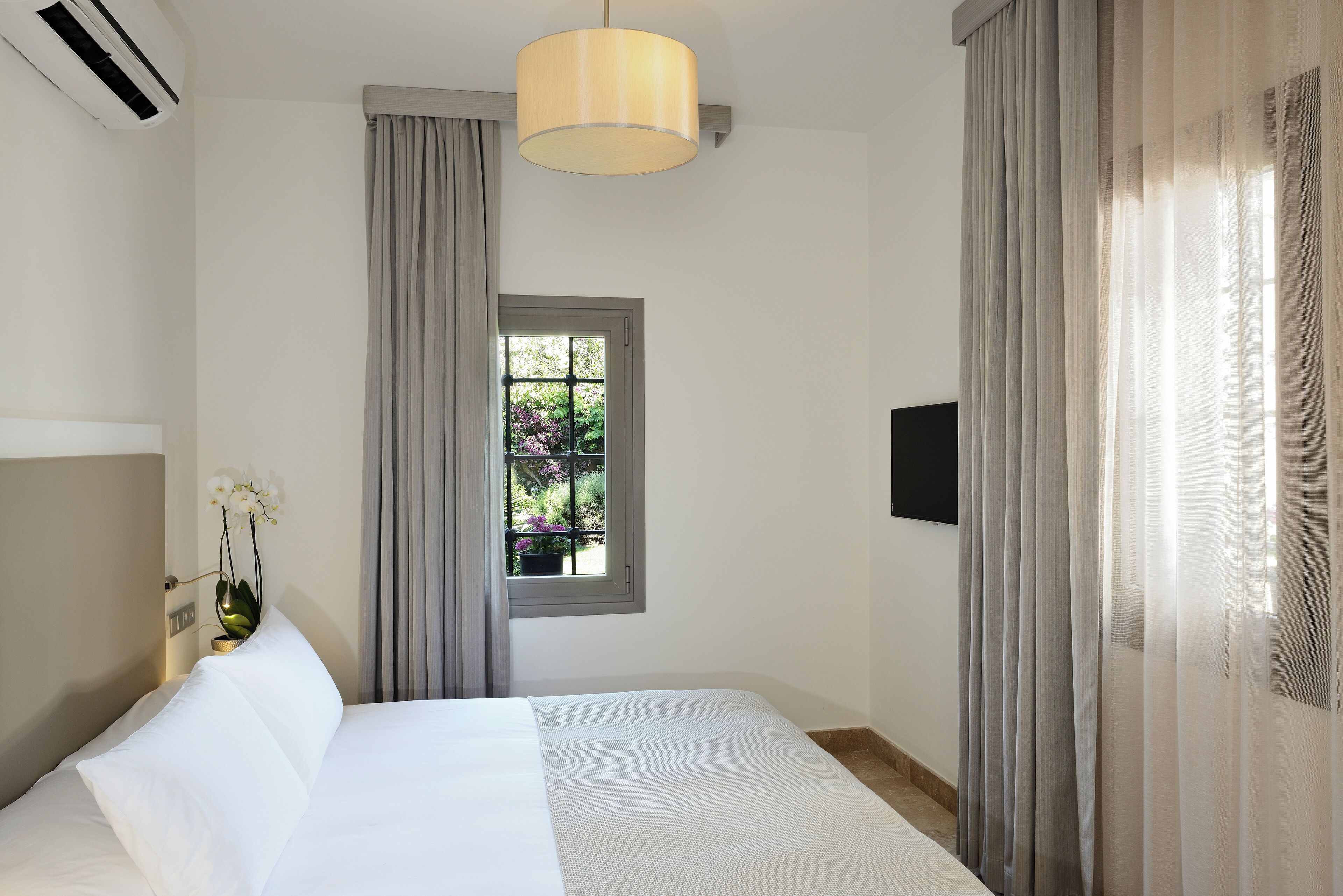 premium bedding, free minibar items, in-room safe, desk