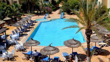 Plage privée, sable blanc, chaises longues, parasols