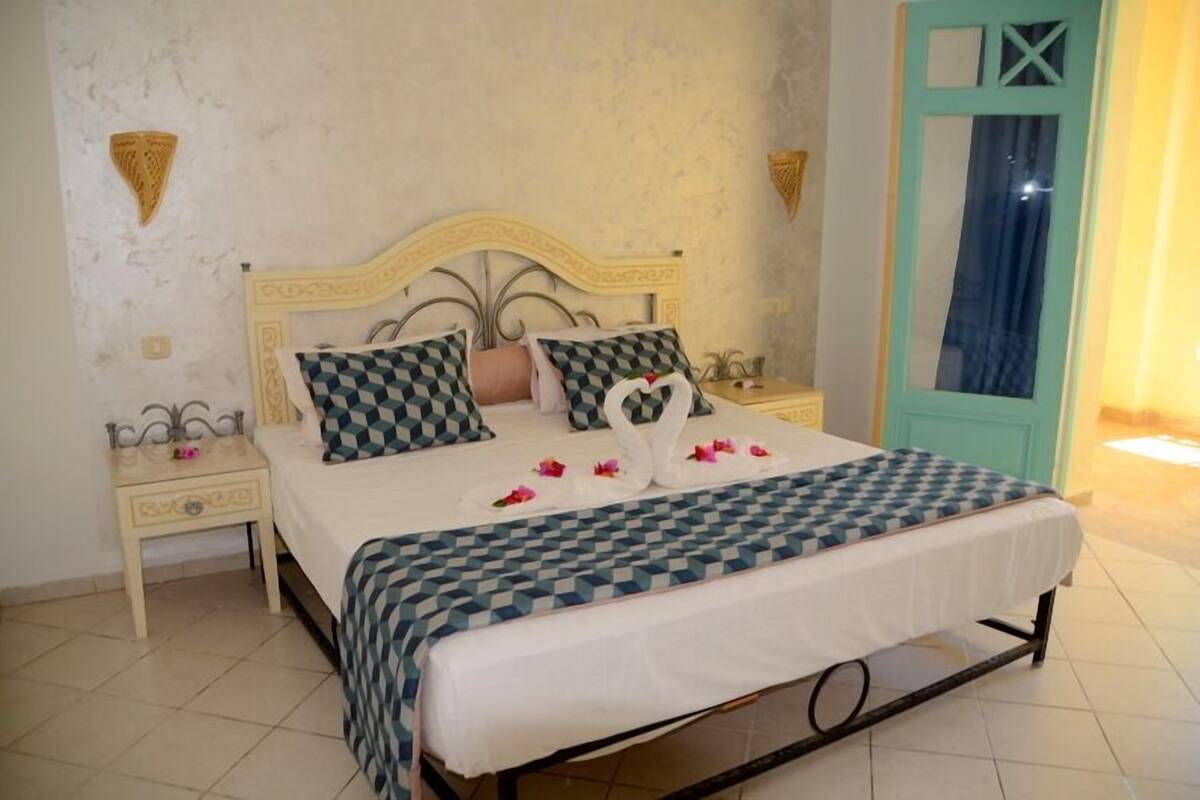 In-room safe, cribs (free), WiFi (free), bed sheets