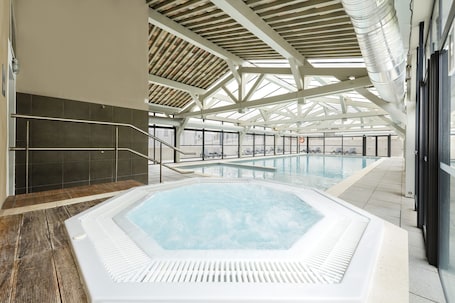 Una piscina techada, una piscina al aire libre de temporada