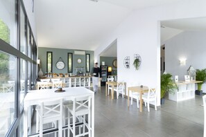 Daily buffet breakfast for a fee - Garden & City Mont Ventoux - Malaucène (Malaucene)