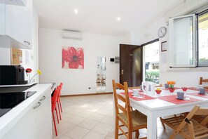 Fridge, coffee/tea maker