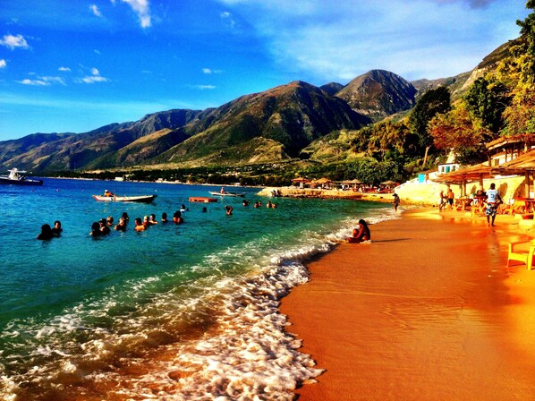On the beach, white sand, beach umbrellas - Wahoo Bay Beach Club & Resort (Arcahaie)
