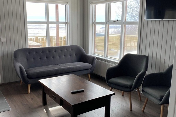 Cottage, 2 Bedrooms | Living area | 15-inch TV with digital channels