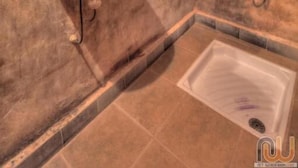 Een douche, gratis toiletartikelen, een haardroger, handdoeken
