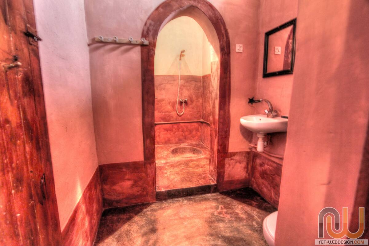 Douche, articles de toilette gratuits, sèche-cheveux