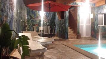 Una piscina al aire libre