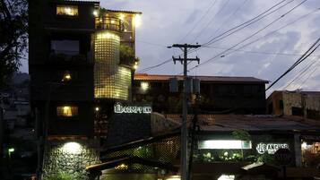 Boendets fasad - kväll/natt