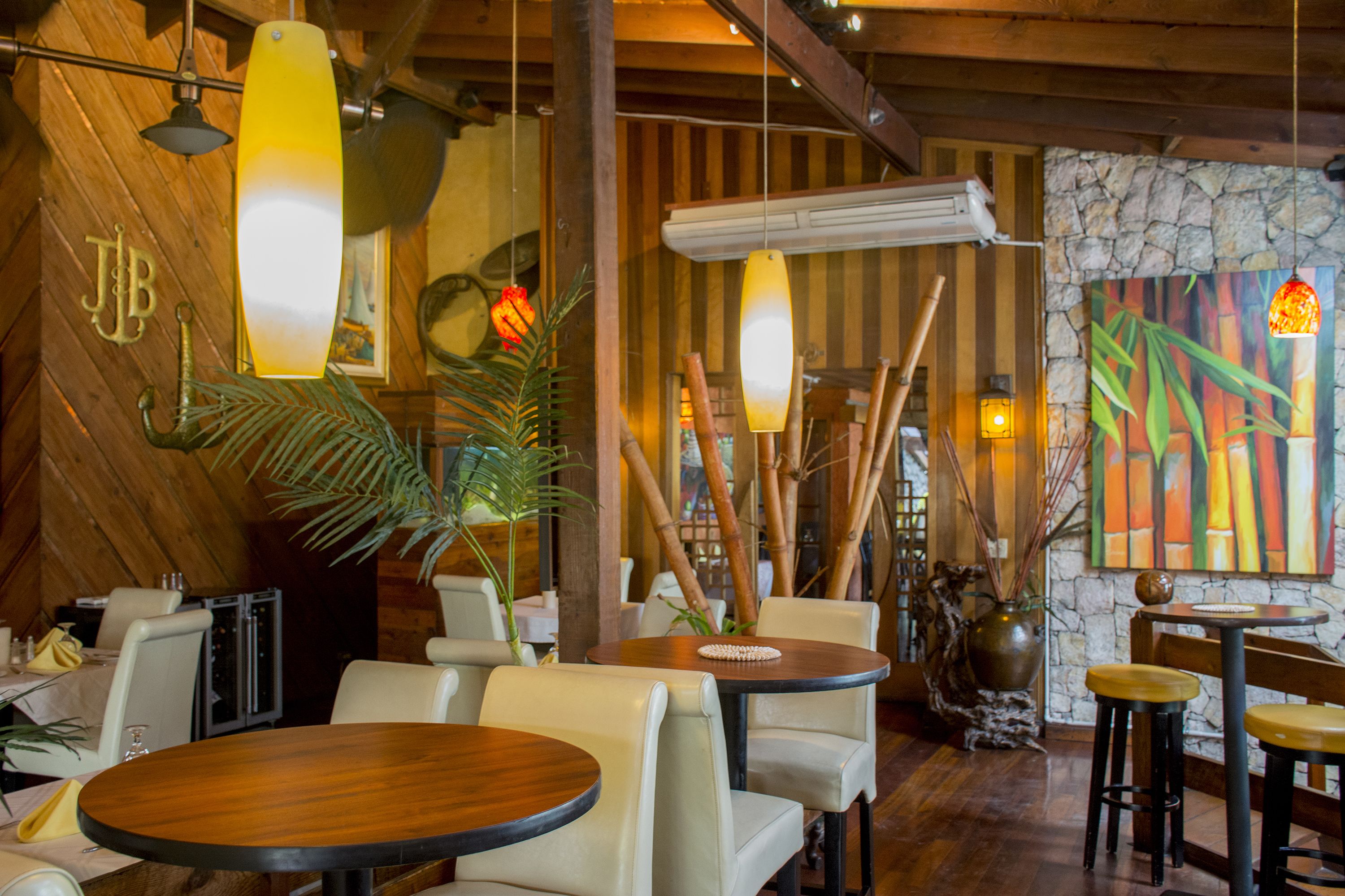 Serveert lunch en diner, fusion-gerechten