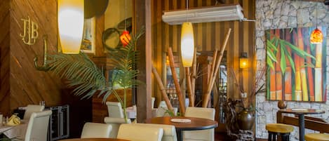 Serveert lunch en diner, fusion-gerechten