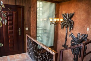 頂層客房, 1 張特大雙人床及 1 張梳化床 | 房內夾萬、免費 Wi-Fi