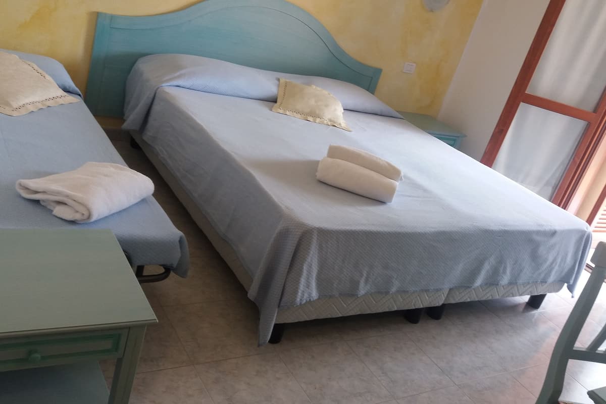 triple room, city view | individually decorated, individually furnished, desk, soundproofing