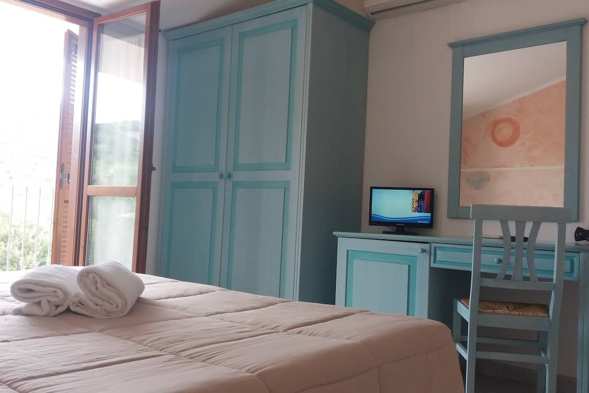 double room, balcony, garden view | individually decorated, individually furnished, desk, soundproofing