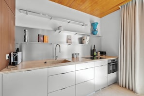 Luxe villa | Privékeuken | Een minikoelkast, een waterkoker, een kinderstoel