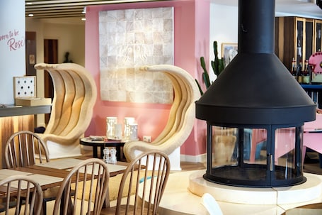 Breakfast, lunch, dinner served; French cuisine . Hotel Casarose