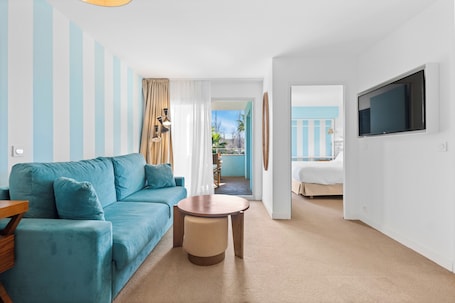CASA SUITE | Hypo-allergenic bedding, in-room safe, desk, blackout drapes. Hotel Casarose