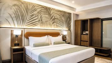 Signature Suite | Bar mini, peti besi dalam bilik, meja, langsir/tirai gelap terus