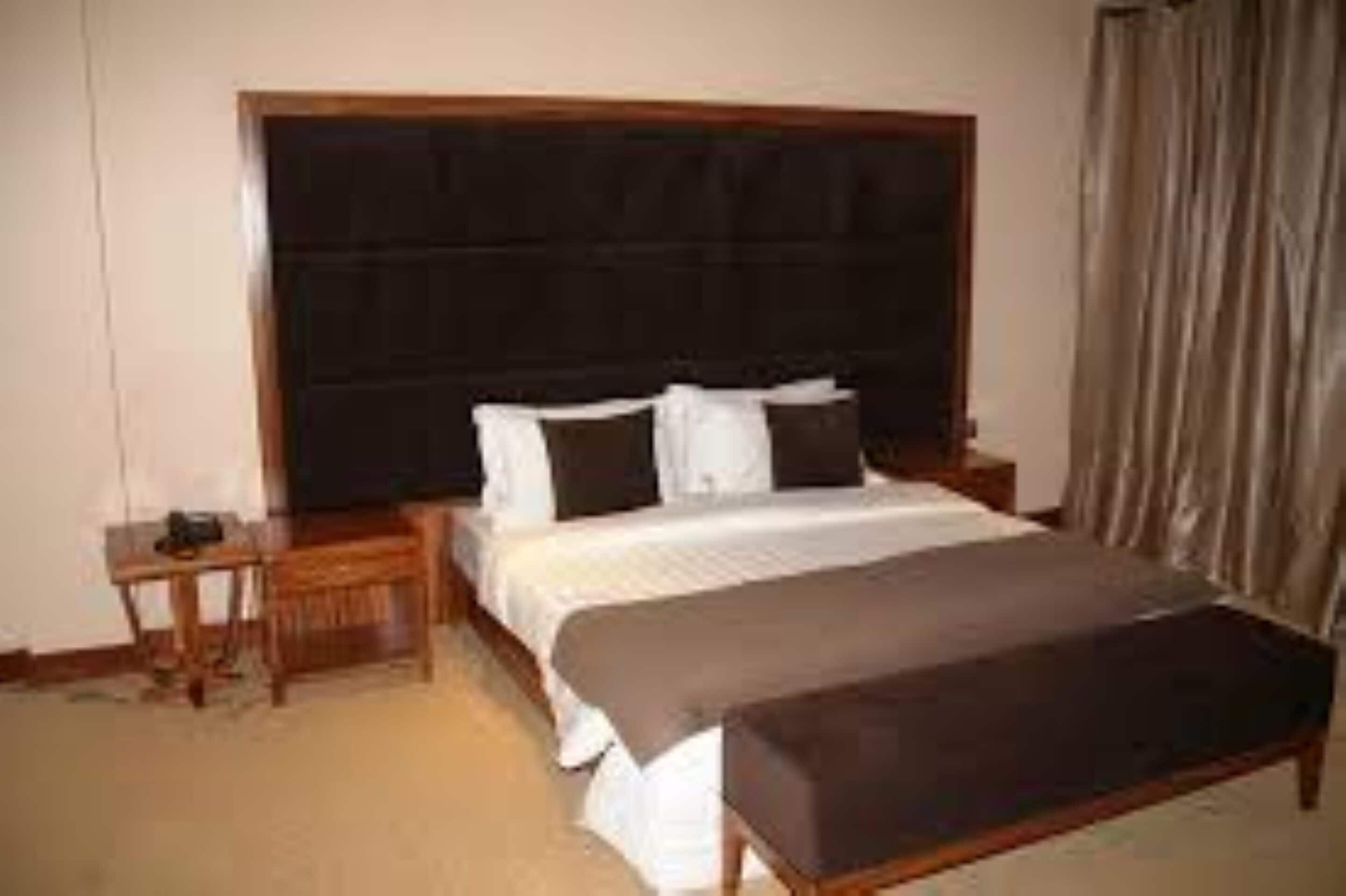 deluxe room | minibar, in-room safe, desk, blackout curtains