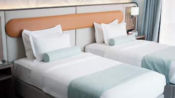 Twin Room | Bar mini, peti besi dalam bilik, meja, langsir/tirai gelap terus