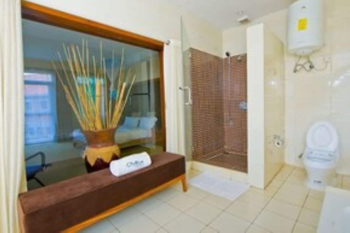 shower, rainfall showerhead, free toiletries, hair dryer