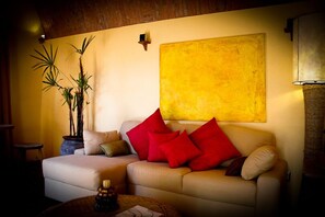 Suite | Area soggiorno | TV a schermo piatto 32 pollici con canali satellitari, TV