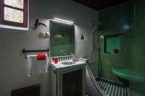 Ducha, artículos de tocador gratuitos, secador de pelo, toallas
