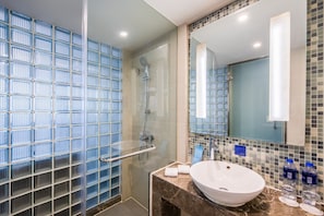 Douche, articles de toilette gratuits, sèche-cheveux, chaussons