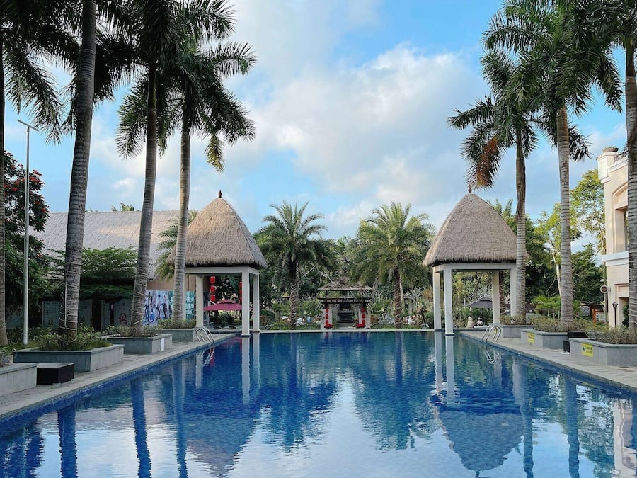 Una piscina al aire libre