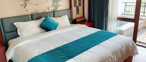 Una cama bien hecha con un edredón blanco y azul turquesa, un almohéligo azul turquesa y una pared con un mural floral.