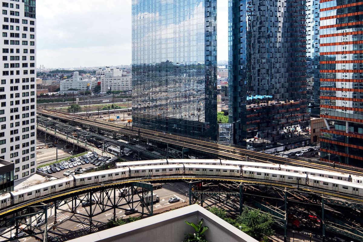 Sengetøy av topp kvalitet, dundyner, safe på rommet og skrivebord