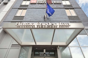 Exterior - Hilton Garden Inn Long Island City New York (Long Island City)