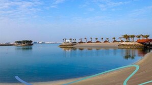 On the beach, white sand, sun loungers, beach umbrellas - The Art Hotel & Resort (Amwaj Islands)