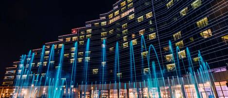 Voorkant accommodatie - avond/nacht